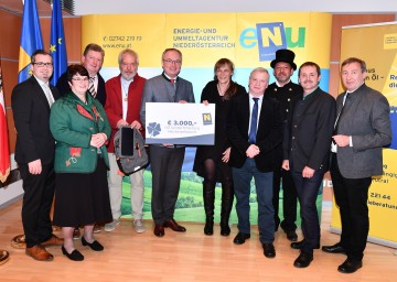 Im Bild von links nach rechts: Manfred Brandstätter von der Abteilung Anlagentechnik, 
<br />
Johanna Schweighofer, Hermann Daxelmüller, Heizungsheld Erwin Schwarzmüller, LH-Stellvertreter 
<br />
Stephan Pernkopf, Christine Ruthner-Matousch, Anton Huber, Rauchfangkehrermeister Markus 
<br />
Nentwich, Werner Dörfler und eNu-Geschäftsführer Herbert Greisberger
<br />
