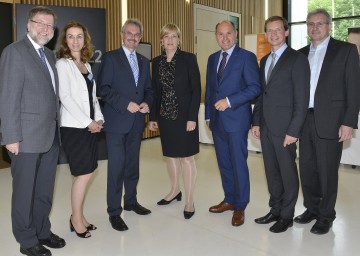 Symposium zum Thema Demenz an der IMC Fachhochschule Krems: Ao. Univ.-Prof. Mag. Dr. Franz Kolland, Univ.-Prof. Dr. Stefanie Auer, Landesrat Mag. Karl Wilfing, Landesrätin Mag. Barbara Schwarz, Landeshauptmann-Stellvertreter Mag. Wolfgang Sobotka, Dr.iur. Christian Bürger, MSc und Prim. Univ.-Prof. Dr. Josef Marksteiner. (v.l.n.r.)