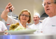 Landeshauptfrau Johanna Mikl-Leitner und August Weilharter bei der Essensausgabe im emmaus-Grätzl Viehofen, dem größten Standort der Emmausgemeinschaft St. Pölten.