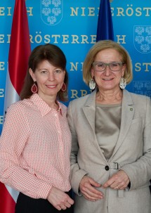 Landeshauptfrau Johanna Mikl-Leitner mit Landesamtsdirektor-Stellevertreterin Verena Sonnleitner.