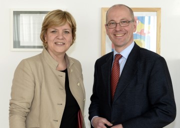 Landesrätin Mag. Barbara Schwarz, Präsidentin des Europa-Forum Wachau, begrüßt Mag. Friedrich Faulhammer, Rektor der Donau-Universität Krems, in seiner neuen Funktion als Vorstandsmitglied des Vereins Europa-Forum Wachau. (v.l.n.r.)