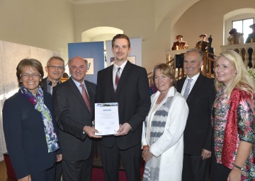 Diplomüberreichung: Landesrätin Dr. Petra Bohuslav, Landeshauptmann Dr. Erwin Pröll, Industrietechniker Raimund Koternetz, Sonja Zwazl (Präsidentin der NÖ Wirtschaftskammer), DI Johann Marihart (Präsident der Industriellenvereinigung NÖ). (v.l.n.r.)