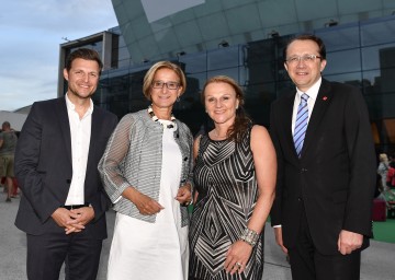 Freuen sich über 20 Jahre Festspielhaus St. Pölten: Geschäftsführer Thomas Gludovatz, Landeshauptfrau Johanna Mikl-Leitner, die künstlerische Leiterin Brigitte Fürle und St. Pöltens Bürgermeister Matthias Stadler (v.l.n.r.)