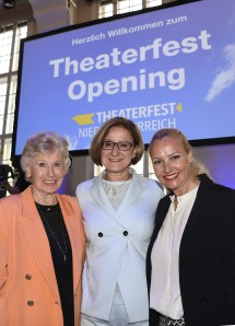 Landeshauptfrau Johanna Mikl-Leitner mit Waltraud Haas und Verena Scheitz von den Wachaufestspielen in Weißenkirchen.