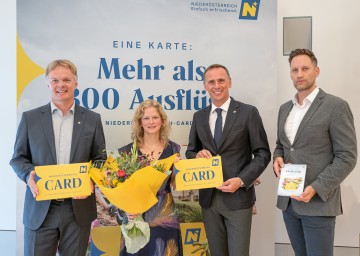 v.l.n.r.: Michael Duscher - Geschäftsführer der Niederösterreich Werbung, Gewinnerin des Hauptpreises Heidemarie Ehn, Jochen Danninger – Tourismuslandesrat, Klemens Wögerer - Geschäftsführer Niederösterreich-Card