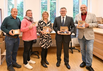 (v.l.) „Tut gut!“-Weihnachtspost: Manfred Settele (emmaus-Verkaufsmitarbeiter), Regina Scheuch (emmaus-Betreuerin), Irene Burian („Tut gut!“, Fachbereichsleiterin Mentale Gesundheit), Landesrat Ludwig Schleritzko, Karl Langer (emmaus-Geschäftsführer).