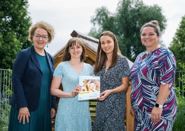 (v.l.n.r.): Landesrätin Christiane Teschl-Hofmeister, Angela Polly, Denise Geyer, Martina Fischer (Abteilung Schulen und Kindergärten)