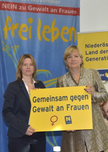 Gegen Gewalt an Frauen: Elisabeth Cinatl, Sprecherin der Frauenberatungsstellen Niederösterreich, und Frauen-Landesrätin Mag. Barbara Schwarz. (v.l.n.r.)