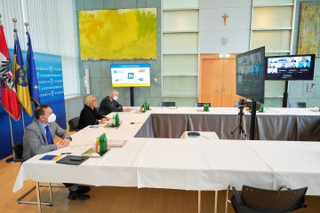 Landeshauptfrau Johanna Mikl-Leitner, Landesrat Jochen Danninger und Landesrat Martin Eichtinger beim Arbeitsmarktgipfel im NÖ Landhaus.