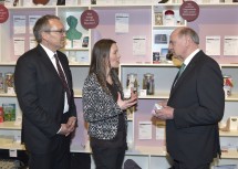 Schallaburg-Geschäftsführer Kurt Farasin, Renate Woditschka (\"Treffpunkt Ich und wir\"), Landeshauptmann Dr. Erwin Pröll: Im \"Treffpunkt Ich und wir\" wird die in der Ausstellung unternommene Reise zu den Wikingern in die Gegenwart zur heutigen Gesellschaft weitergeführt (v.l.n.r.)
