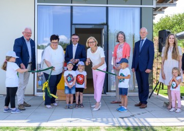 Eröffneten den Kindergarten in Schrick (von links): Bürgermeister a. D. Richard Schober, Bürgermeisterin Birgit Boyer, Landtagsabgeordneter Manfred Schulz, Landeshauptfrau Johanna Mikl-Leitner, Bezirkshauptfrau Gerlinde Draxler, Vizebürgermeister Johannes Berthold, Kindergartendirektorin Lisa Wind und Kinder des neuen Kindergartens.