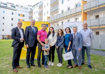 118 Wohnungen in Schwechat: Vizebürgermeister Christian Habisohn, Landesrat Martin Eichtinger, Familie Sabine und Michael Bittner mit den Kindern Jennifer, Sarah und Nicolas, Direktor Anton Bosch und Stadtrat Anton Imre (v.l.n.r.)