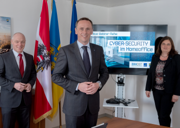 Im Bild von links nach rechts: ecoplus-Geschäftsführer Helmut Miernicki, Wirtschafts- und Digitalisierungs-Landesrat Jochen Danninger, Kerstin Koren, Leiterin der Landesgeschäftsstelle Technologie und Digitalisierung.