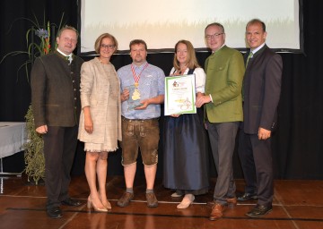 „Kasermandl in Gold 2017“ in der Kategorie „Frischkäse – Kuhmilch“ für die Landwirtschaftliche Fachschule Pyhra für ihren Kyrnberger Frischkäse: Eduard Hauß, LMTZ-Leiter-Stellvertreter am Francisco Josephinum, Landeshauptfrau Johanna Mikl-Leitner, Anton Sonnleitner, Martina Sieder, LH-Stellvertreter Stephan Pernkopf und Otto Auer, Vizepräsident der Landwirtschaftskammer Niederösterreich (v.l.n.r.)