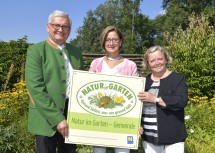 Mag. Alfred Riedl, Präsident von „Natur im Garten“ und des NÖ Gemeindebundes, und Landeshauptmann-Stellvertreterin Mag. Johanna Mikl-Leitner gratulierten Bürgermeisterin Angela Fichtinger von Bad Traunstein zur 60. Gemeinde, die Verantwortung im öffentlichen Bereich übernimmt. (v.l.n.r.)