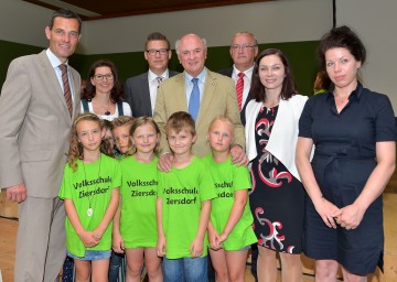 Eröffnung der Volksschule Ziersdorf und der „Ziersdorfer Treppe“ mit Bezirkshauptmann Mag. Stefan Grusch, Volksschuldirektorin Mag. Regina Pfeifer, BEd, Christoph Müllner, Obmann der Volksschulgemeinde Ziersdorf, Landeshauptmann Dr. Erwin Pröll, Bürgermeister Johann Gartner, Nationalratsabgeordnete Eva-Maria Himmelbauer, BSc und Künsterin Ines Hochgerner und Volksschulkindern. (v.l.n.r.)