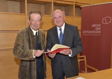 Landeshauptmann Dr. Erwin Pröll und Autor Julian Schutting bei der Übergabe des Vorlasses an das \"Archiv der Zeitgenossen\" in Krems.