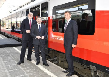 ÖBB-Vorstandsvorsitzender Andreas Matthä, Mobilitäts-Landesrat Ludwig Schleritzko und VOR-Geschäftsführer Wolfgang Schroll vor einem neuen Cityjet der ÖBB am Hauptbahnhof in St. Pölten (v.l.n.r.)