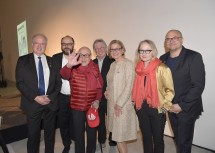 Bei der Ausstellungseröffnung: Bürgermeister Reinhard Resch, Kurator und Sohn Markus Peichl, Gustav Peichl alias Ironimus, Laudator Gerhard Haderer, Landeshauptfrau Johanna Mikl-Leitner, Tochter Ina Peichl und der künstlerische Direktor des Karikaturmuseums Krems Gottfried Gusenbauer (v.l.n.r.)