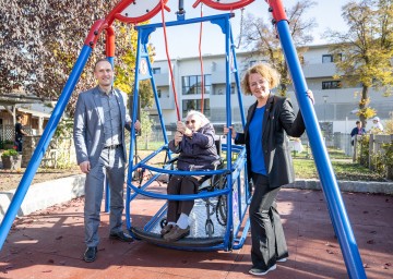 (v.l.) Direktor Horst Winkler, Bewohnerin Elfriede Bischinger und Landesrätin Christiane Teschl-Hofmeister bei ihrem Besuch im PBZ Retz.