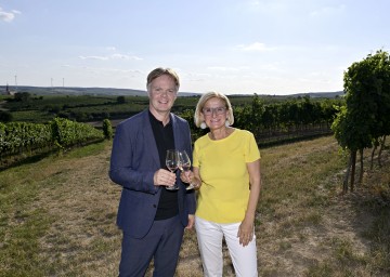 v.l.n.r.: Michael Duscher – Geschäftsführer der Niederösterreich Werbung und Landeshauptfrau Johanna Mikl-Leitner