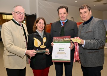 Der Familienbetrieb Pohler aus Raasdorf holte nicht nur den Hauptreis „Produzent des Jahres“, sondern auch noch vier weitere Goldmedaillen (v.l.): LH-Stellvertreter Stephan Pernkopf, Margarete Pohler, Landwirtschaftsminister Norbert Totschnig und Wilhelm Pohler.