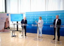 Bei der Pressekonferenz im Milleniumssaal im Landhaus (v.l.n.r.): ecoplus-Geschäftsführer Helmut Miernicki, Landeshauptfrau Johanna Mikl-Leitner und Unternehmer Ludwig Josef Sterkl.