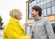 Landeshauptfrau Johanna Mikl-Leitner gratuliert Karl Morgenbesser, Geschäftsführer der Wexl Arena in St. Corona, zum neuen Servicecenter Wexl Base.