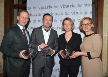 Landeshauptfrau Johanna Mikl-Leitner mit drei der vier Erstplatzierten der Kategorie Riesling, Vertretern der Weingüter Buchegger in Droß (Bronze), Mayer am Pfarrplatz in Wien (Gold) und Prager in Weißenkirchen (Silber) (v.r.n.l.)