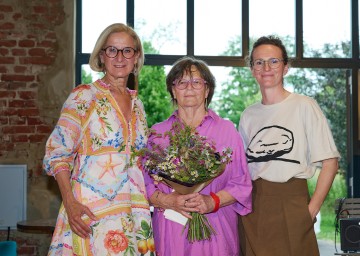 Landeshauptfrau Johanna Mikl-Leitner, die ehemalige Kunst im Öffentlichen Raum Niederösterreich-Leiterin Katharina Blaas und Kunst im Öffentlichen Raum Niederösterreich-Leiterin Katrina Petter (v.l.n.r.)