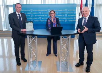 Landeshauptfrau Johanna Mikl-Leitner informiert gemeinsam mit Landesrat Jochen Danninger (links) und ecoplus-Geschäftsführer Helmut Miernicki über das bestehende Online-Angebot des heimischen Handels.