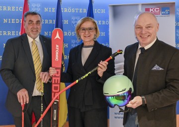 (v.l.) Gerhard Nachförg, GW St. Pölten, Landeshauptfrau Johanna Mikl-Leitner, ecoplus Geschäftsführer Helmut Miernicki