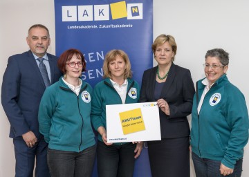 GF Dr. Christian Milota (NÖ Landesakademie), Mag. Elisabeth Weber-Schigutt (Akutteam NÖ), Mag. Dr. Veronika Gmeiner (Leitung Akutteam NÖ), Landesrätin Mag. Barbara Schwarz, Mag. Elisabeth Tscherne (Akutteam NÖ), v.l.n.r.