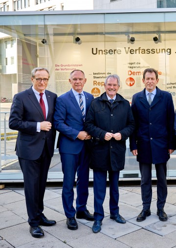 Eröffnung der Ausstellung "Verfassungsgerichtshof auf Tour": Landesamtsdirektor Werner Trock, der Zweite Präsident des NÖ Landtages Gerhard Karner, Landtagspräsident Karl Wilfing und der Präsident des Verfassungsgerichtshofes Christoph Grabenwarter (v.l.n.r.)  