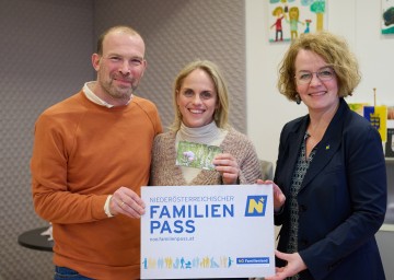 Familien-Landesrätin Christiane Teschl-Hofmeister mit Barbara und Josef Starkl, vom NÖ Familienpass-Partnerbetrieb Gärtnerei Starkl, die einen Gutschein für den Adventkalender zur Verfügung stellen.