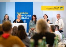 (v.l.n.r.) Prof. Johann Freilacher, Museum Gugging, Landeshauptfrau Johanna Mikl-Leitner, Künstlerin Elisabeth von Samsonow und Reggisseur und Produzent Dirk van den Berg bei der Diskussion mit dem Publikum im Rahmen des Künstlervernetzungstreffens.