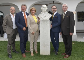 Neueröffnung des Haydn Geburtshauses: Kurator Werner Hanak-Lettner, der Leiter der Gruppe Kultur, Wissenschaft und Unterricht beim Amt der NÖ Landesregierung Hermann Dikowitsch, Landeshauptfrau Johanna Mikl-Leitner, Museumsleiter Michael Linsbauer und Bürgermeister Herbert Speckl.