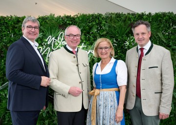 Landesweinprämierung im Rahmen der Landesweingala 2024 im Festspielhaus St. Pölten (v.l.n.r.): NÖ Weinbaupräsident Reinhard Zöchmann, LH-Stellvertreter Stephan Pernkopf, Landeshauptfrau Johanna Mikl-Leitner und Weinbaupräsident Johannes Schmuckenschlager.