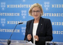 Landeshauptfrau Johanna Mikl-Leitner bei der Pressekonferenz im NÖ Landhaus.