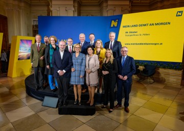 Moderator Gustav Dressler, Landesrat Gottfried Waldhäusl, Landesrätin Christiane Teschl-Hofmeister, Autor Ferdinand von Schirach, Landesrat Ludwig Schleritzko, Landeshauptfrau Johanna Mikl-Leitner, LH-Stellvertreter Franz Schnabl, Direktorin Danielle Spera (Jüdischen Museums in Wien), Landesrat Jochen Danninger, Landesrätin Ulrike Königsberger-Ludwig, Moderatorin Nina Kraft, Landesrat Martin Eichtinger und LH-Stellvertreter Stephan Pernkopf (v.l.n.r.) bei der Zukunftsdiskussion im Stift Melk.