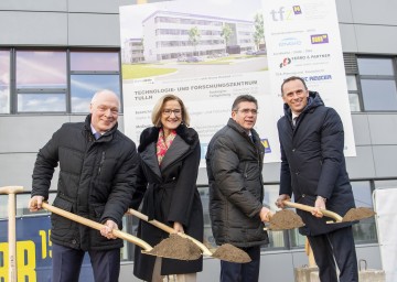 Spatenstich für 4. Ausbaustufe des Technologie- und Forschungszentrums Tulln. Im Bild von links nach rechts: ecoplus-Geschäftsführer Helmut Miernicki, Landeshauptfrau Johanna Mikl-Leitner, der Tullner Bürgermeister Peter Eisenschenk und der kaufmännische Geschäftsführer der ecoplus, Jochen Danninger