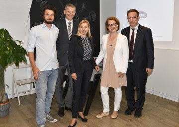 Besuch der Jugendinfo NÖ: Geschäftsführer Martin Trümmel, Obmann Josef Fürst, Bundesministerin Juliane Bogner-Strauß, Jugend-Landesrätin Christiane Teschl-Hofmeister und Helmuth Sturm  vom Referat Generationen beim Land Niederösterreich (v.l.n.r.).
