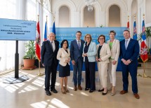 Der ehemalige Kreishauptmann von Südböhmen, Jan Zahradnik, Bundesrätin Margit Göll, Jan Grolich, Kreishauptmann Südmähren, Landeshauptfrau Johanna Mikl-Leitner, die Gmünder Bürgermeisterin Helga Rosenmayer, Nationalratsabgeordnete Martina Diesner-Wais und Martin Kukla, Kreishauptmann Vysočina.