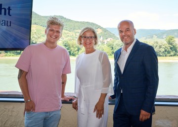 (v.l.) Musiker Thorsteinn Einarsson, Landeshauptfrau Johanna Mikl-Leitner und Veranstalter Martin Ramusch.