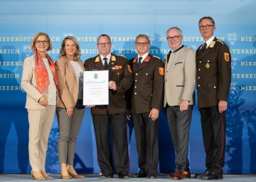 Die Freiwillige Feuerwehr Hainburg erhielt für ihr 160-jähriges Bestehen eine Urkunde von Landeshauptfrau Johanna Mikl-Leitner, LH-Stellvertreter Stephan Pernkopf (2. von rechts) und Landesfeuerwehrkommandant-Stellvertreter Martin Boyer (rechts im Bild) überreicht.