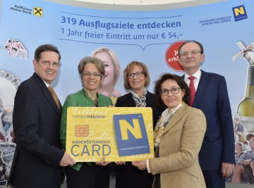 Präsentation der neuen NÖ-Card: Dr. Christoph Madl, MAS, Geschäftsführer der Niederösterreich-Werbung, Tourismus-Landesrätin Dr. Petra Bohuslav, Mag. Marion Boda, MBA, Geschäftsführerin der Niederösterreich-Card GmbH, Dr. Brigitte Schlögl, Sprecherin der Top-Ausflugsziele und Geschäftsführerin des Landesmuseum Niederösterreich, und Mag. Klaus Buchleitner, MBA, Generaldirektor der Raiffeisen-Holding und Raiffeisenlandesbank Niederösterreich-Wien. (v.l.n.r.)