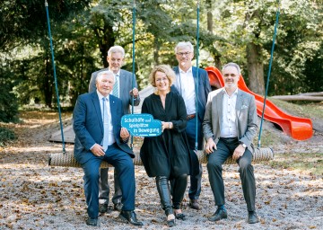 Am Foto: Familien-Landesrätin Christiane Teschl-Hofmeister, Bürgermeister der Stadtgemeinde Neunkirchen, Herbert Osterbauer, Landtagsabgeordneter Hermann Hauer, Wolfgang Seidl und Peter Prober.