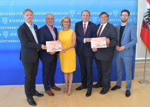 Geschäftsführer Michael Duscher, Vize-Bürgermeister Matthias Adl, Landeshauptfrau Johanna Mikl-Leitner, Bürgermeister Matthias Stadler, Vize-Bürgermeister Franz Gunacker und Projektleiter Jakob Redl (v.l.n.r.).