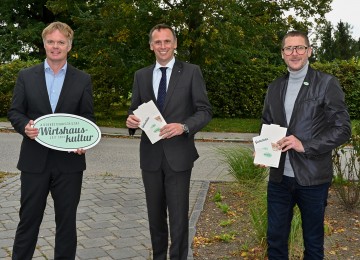 Im Bild von links nach rechts: NÖ-Werbung Geschäftsführer Michael Duscher, Tourismuslandesrat Jochen Danninger und Harald Pollak, Obmann der Niederösterreichischen Wirtshauskultur