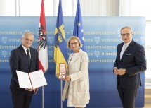 Von links nach rechts: Landesamtsdirektor-Stellvertreter Johann Lampeitl, Landeshauptfrau Johanna Mikl-Leitner, Landesamtsdirektor Werner Trock.